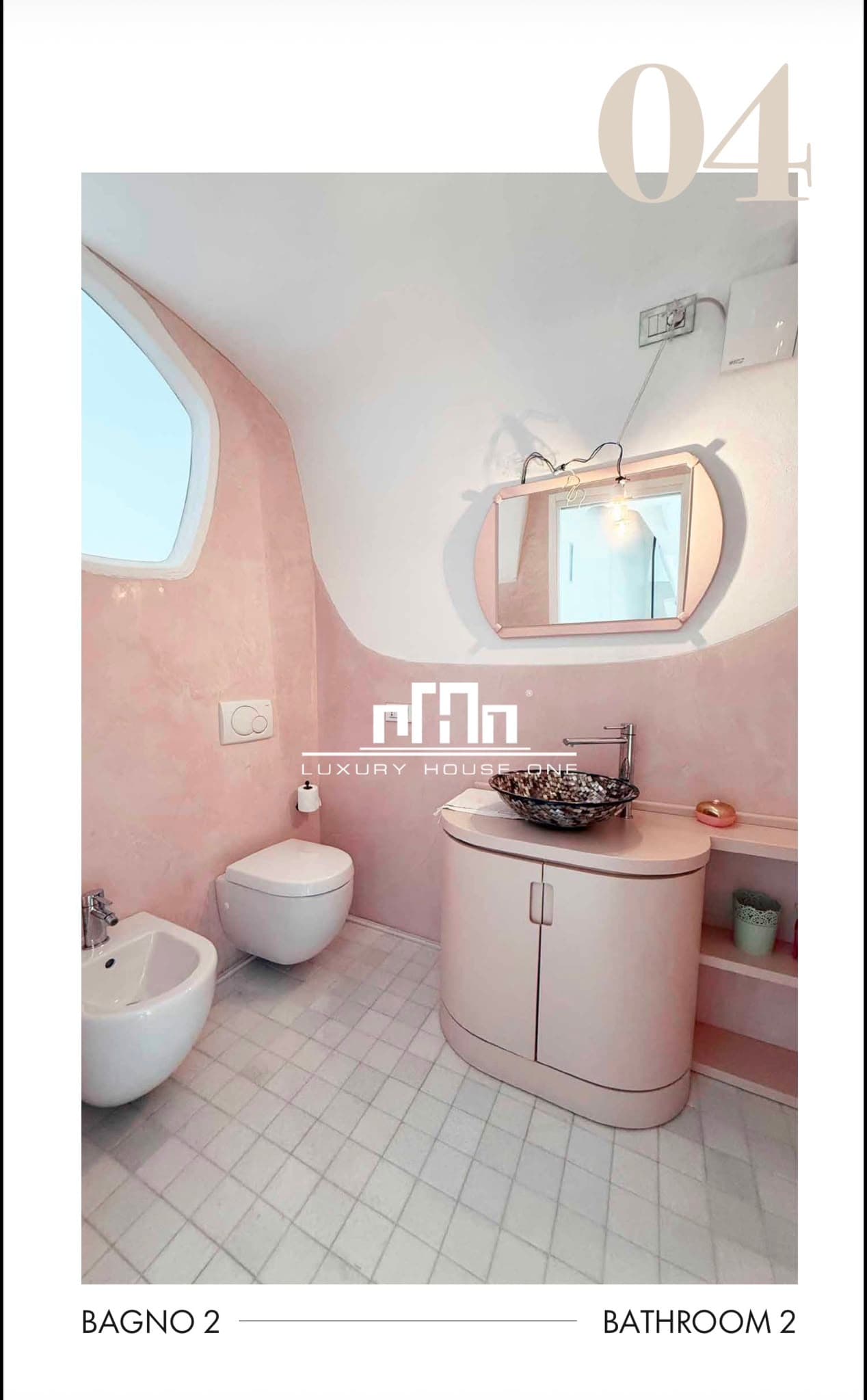 Bagno moderno con pareti rosa e bianche, lavabo a ciotola, specchio sagomato e sanitari bianchi.