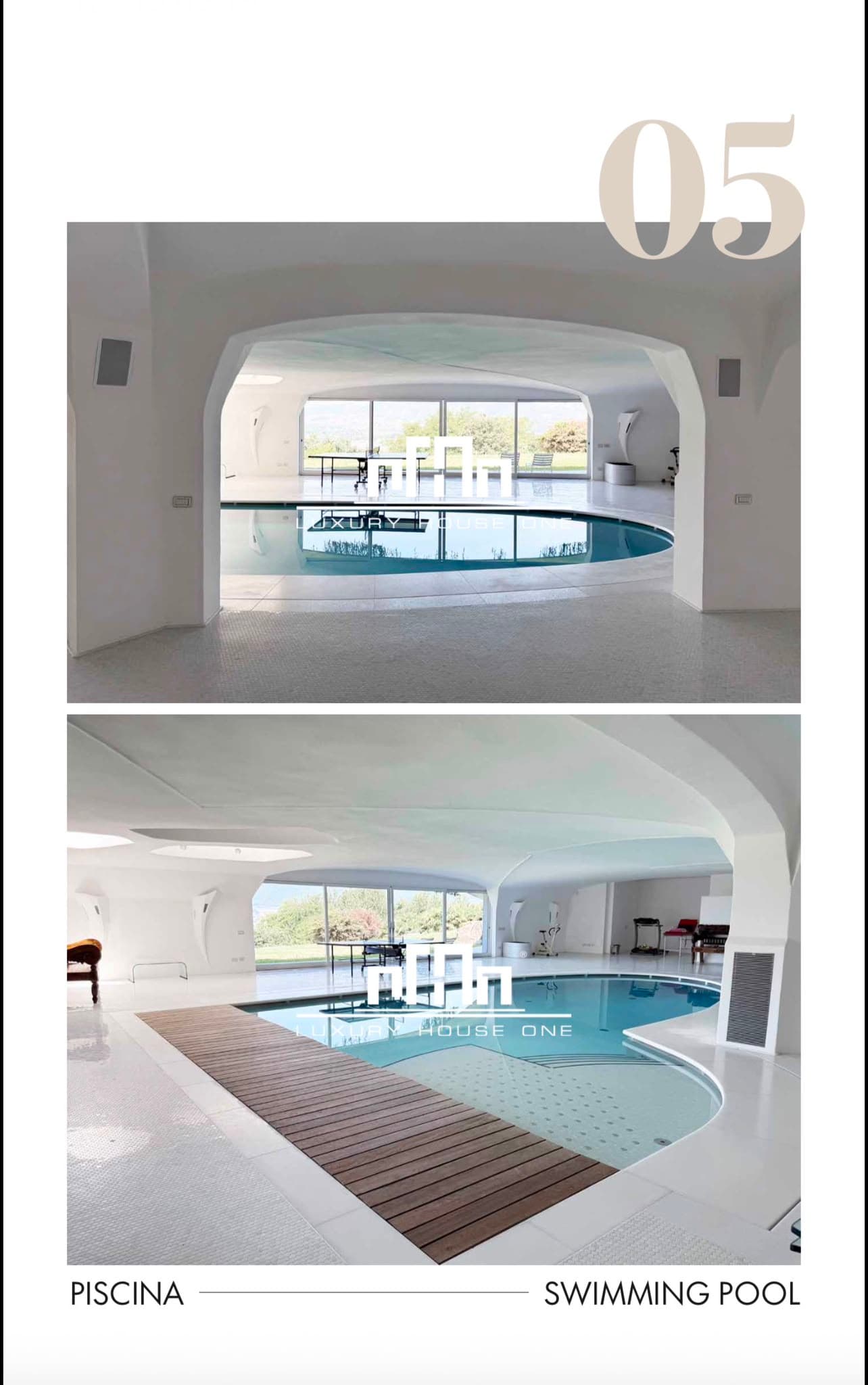 Piscina interna moderna con design minimalista bianco, pedana in legno e ampie vetrate panoramiche.